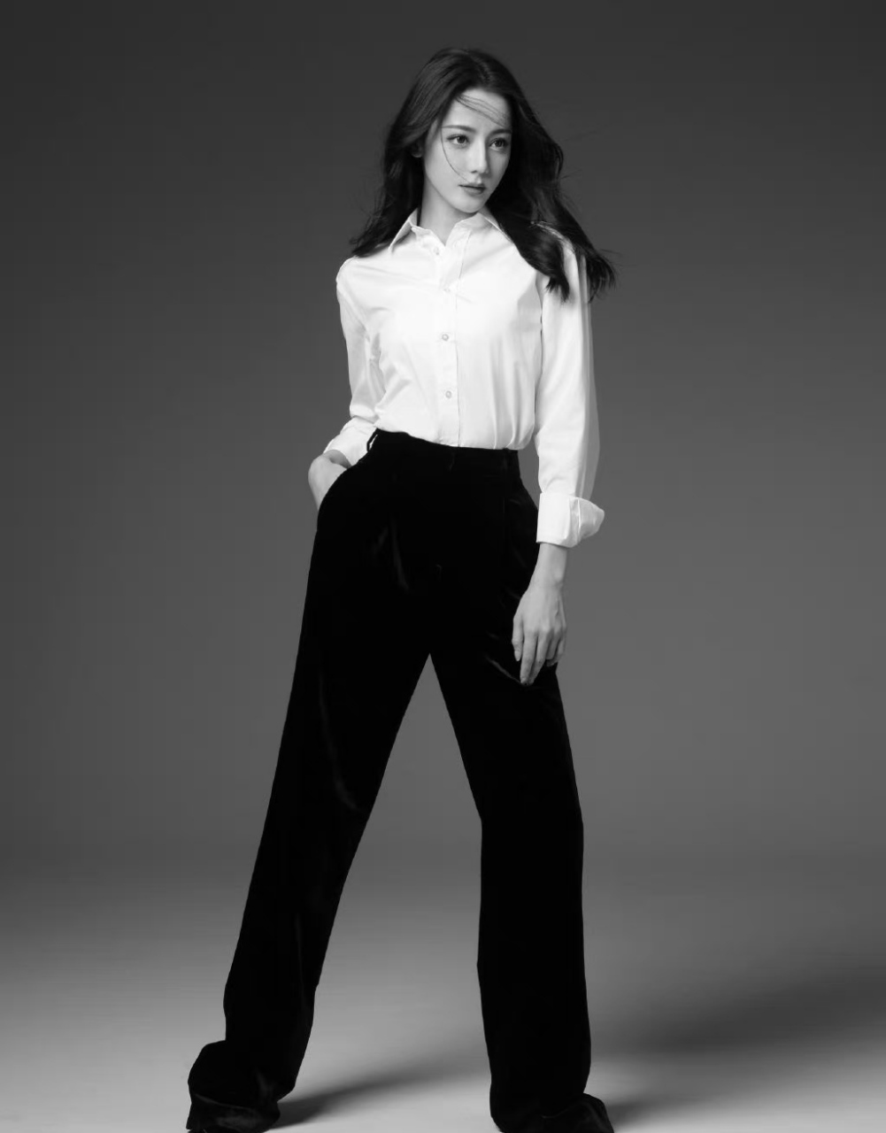 迪丽热巴身穿白色衬衫搭配黑色阔腿裤拍摄杂志大片,极简主义透露随性