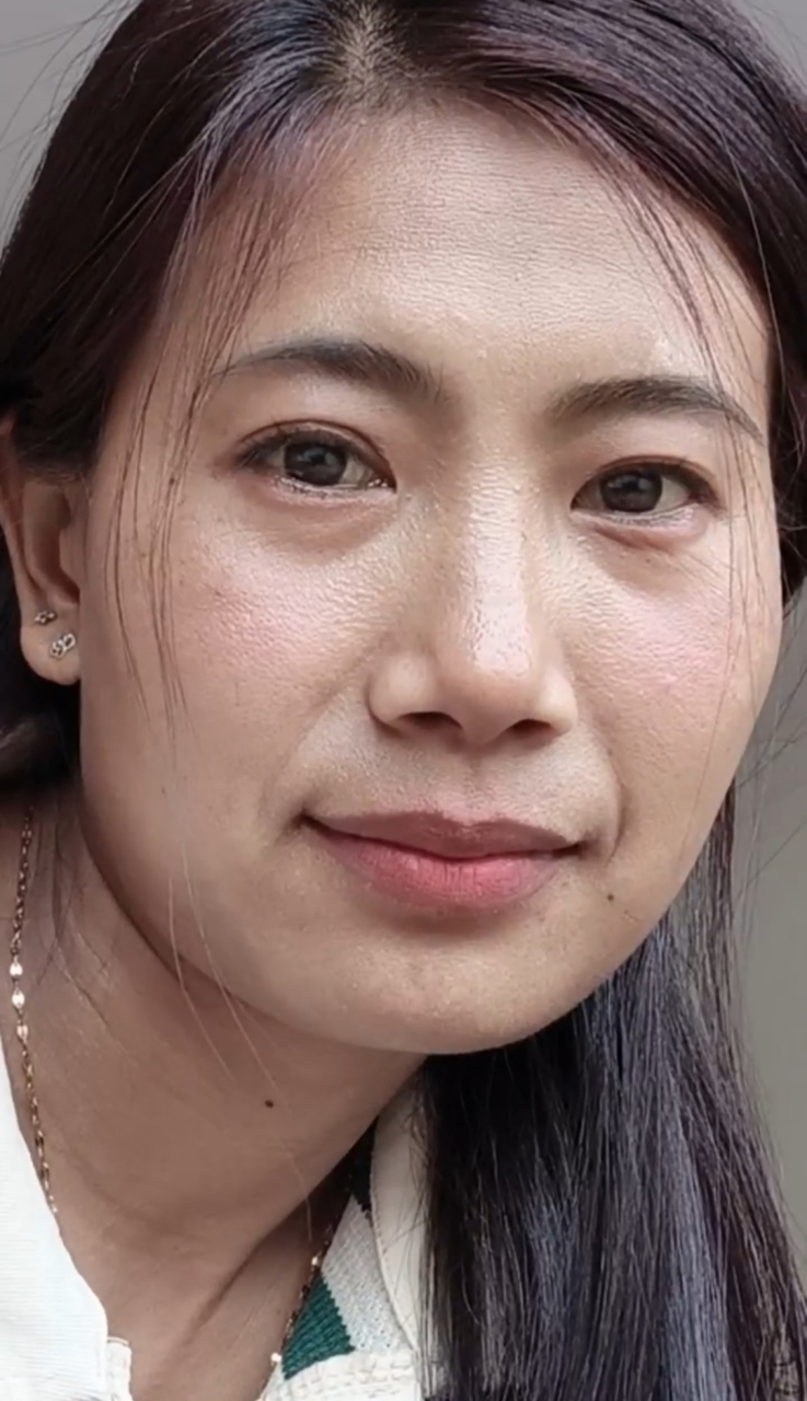 一位和我同龄朋友素颜拍的照片,这才是真正的美,猜猜她多大了?