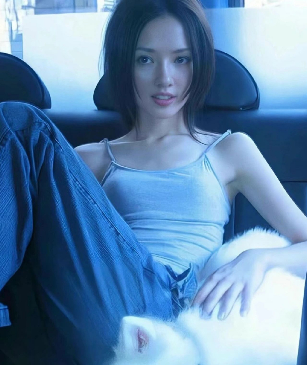 小时候的郭碧婷,穿的土土的也很漂亮,刘海像狗啃也漂亮,乱七八糟的穿