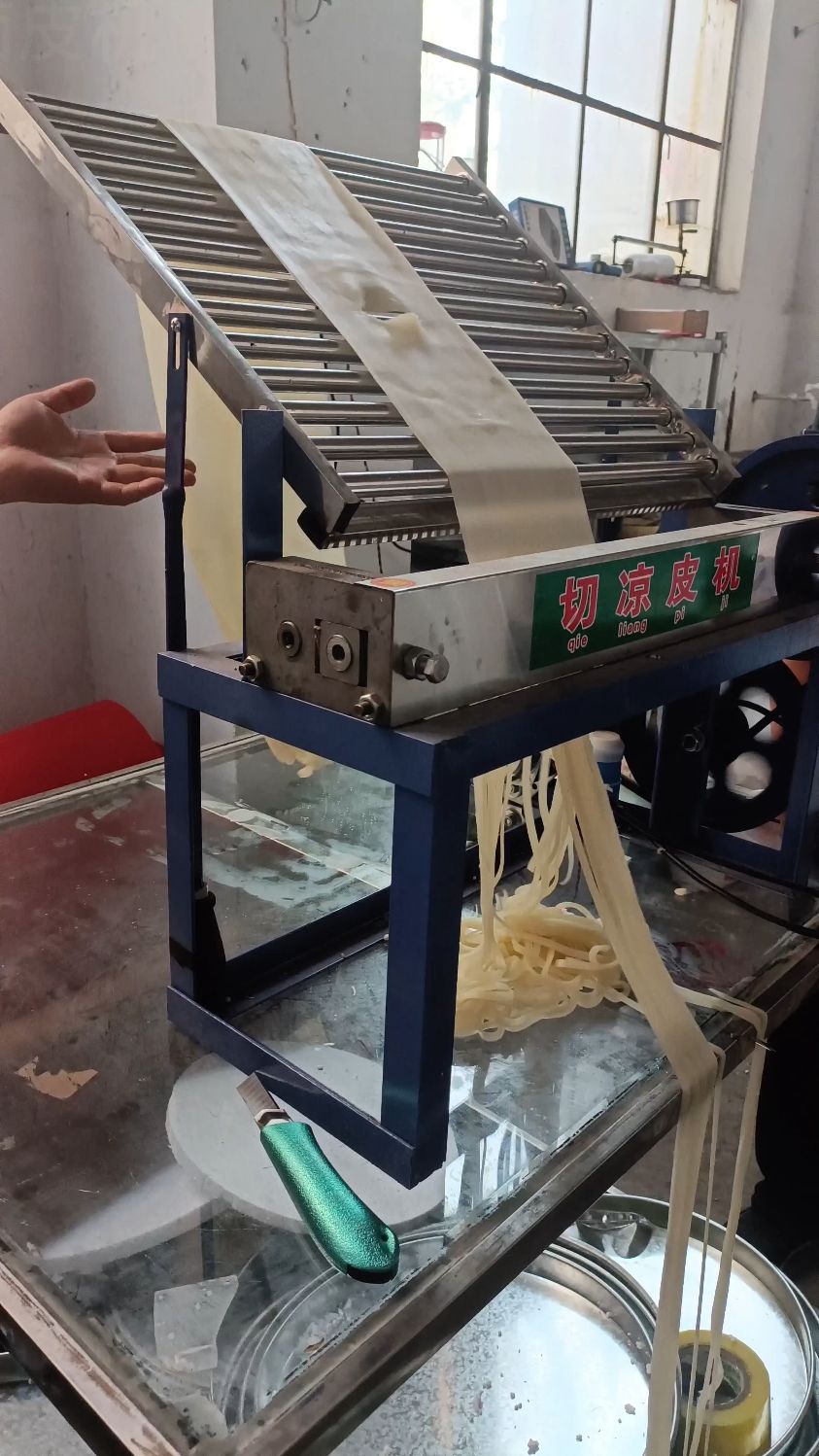 擀面皮机擀面皮,不需要经验和学历#擀面皮机#防手工擀面皮机#凉皮机