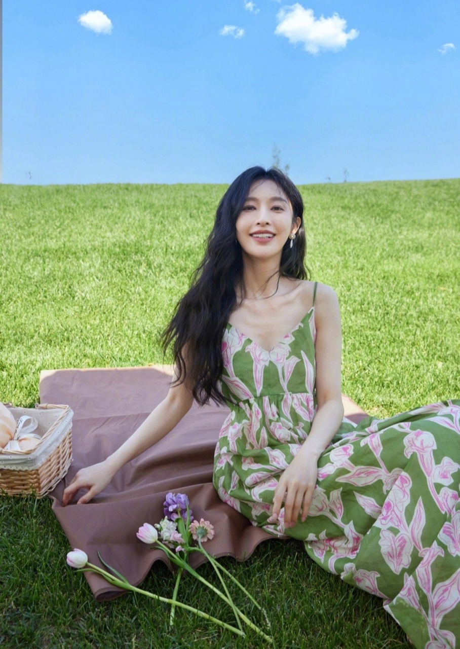 张俪一袭吊带长裙,搭配微卷长发,清新俏丽,温柔甜美,满满的青春气息!