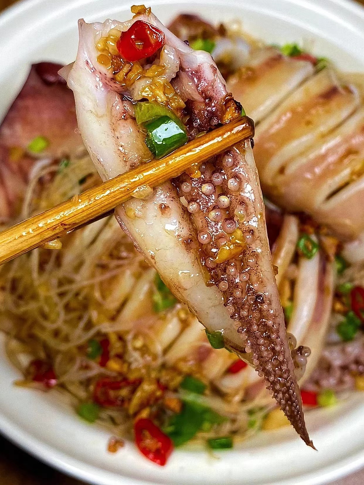 蒜蓉鱿鱼粉丝煲这样做,鱿鱼鲜嫩可口,蒜香浓郁!