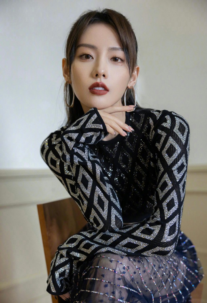 张嘉倪这套穿搭真美,也很显身材.#九月动态激励计划