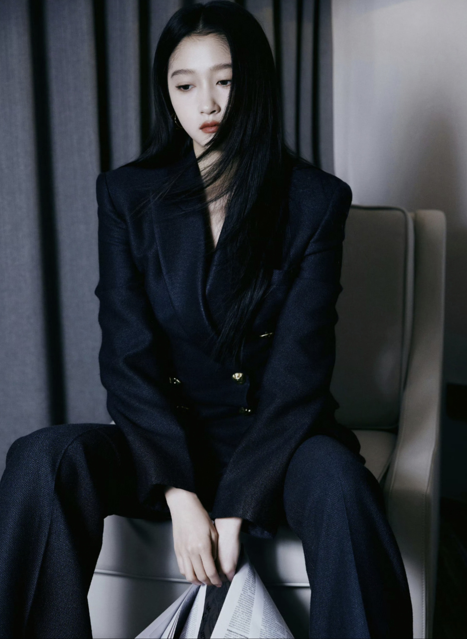 关晓彤这一身西装穿搭简直太酷了,这不妥妥的女霸总吗.