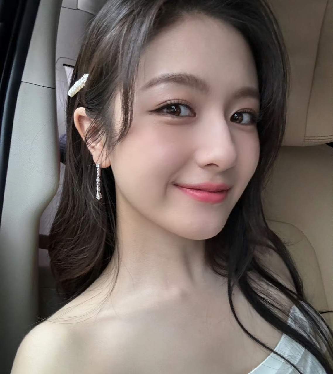 李兰迪收工后甜美自拍,大气的长相,舒展的气质,都是别的小花旦不具备