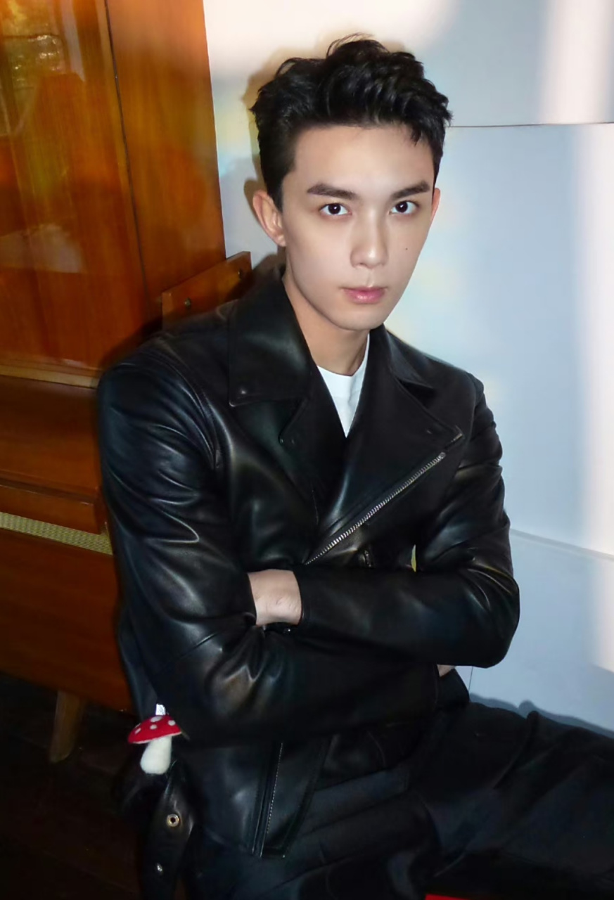 吴磊工作室晒磊子帅气营业照,男明星反季节穿皮衣也挺酷的,吴磊还在