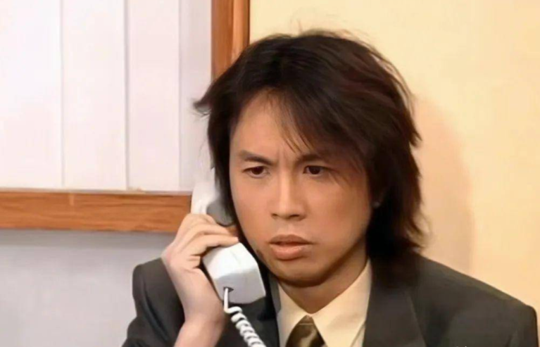 62岁栋笃笑始祖黄子华近况曝光,与圈外朋友相聚,开心谈吉他唱歌