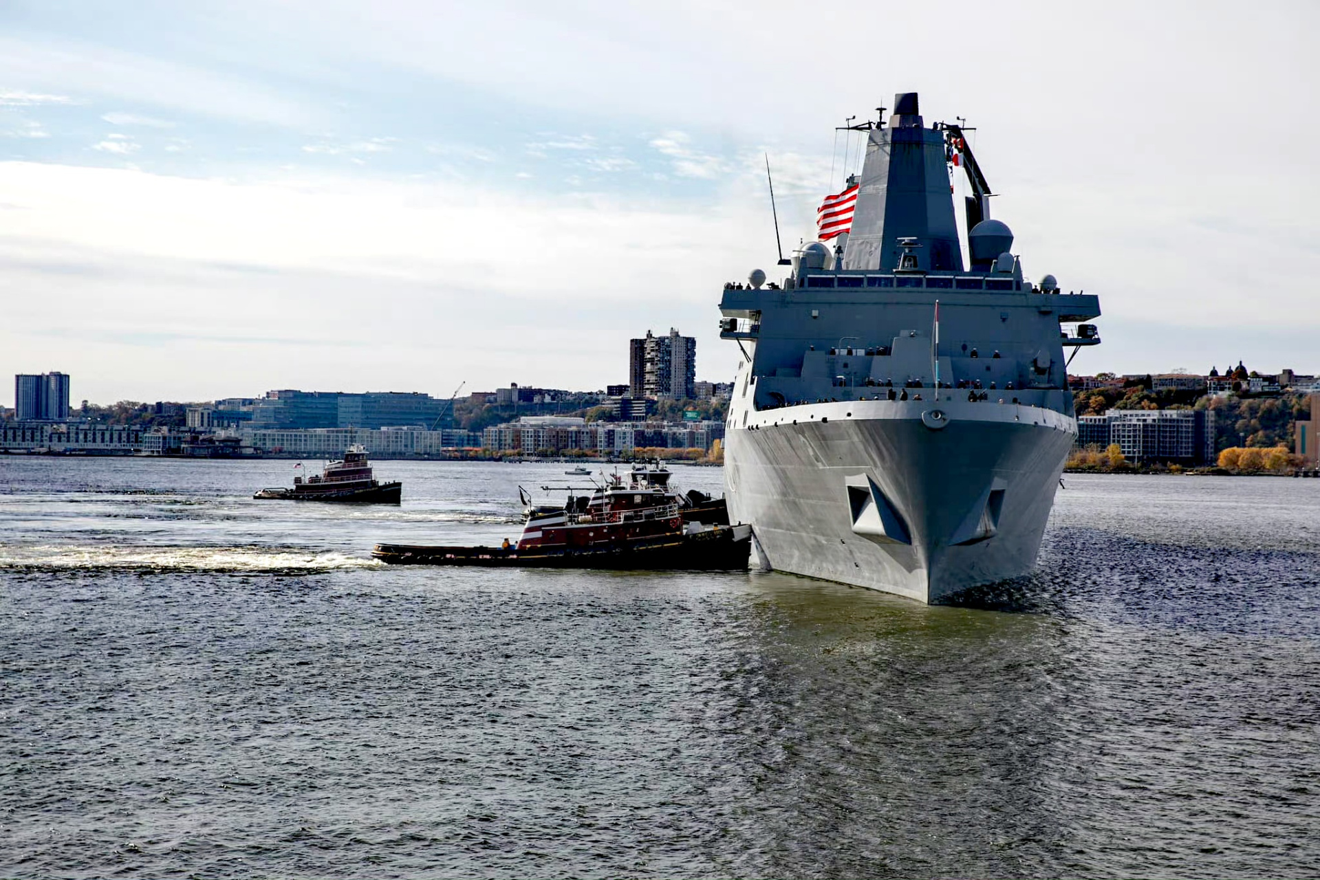 舰船欣赏:纽约号(lpd 21)船坞运输舰停靠纽约港,该舰是圣安东尼奥级5