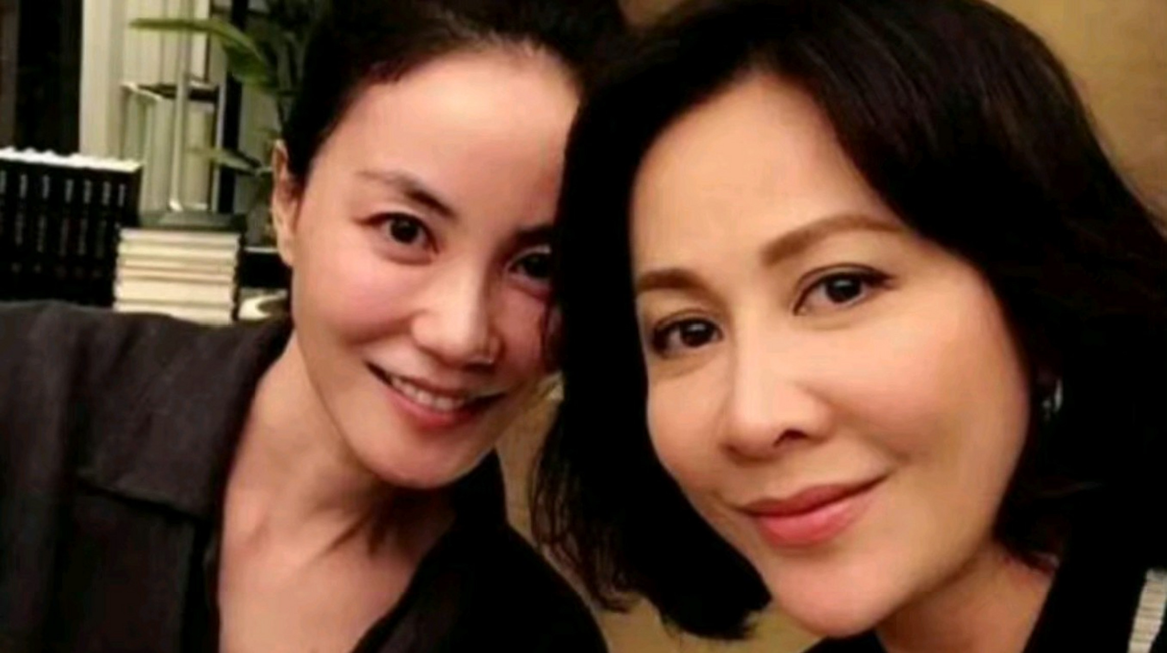 有一次,王菲和张国荣一起打麻将,由于人多,刘嘉玲只能坐在王菲后面