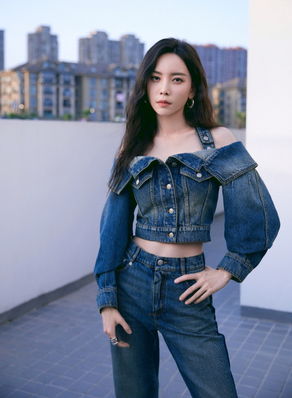 于文文一身牛仔穿搭,大秀小蛮腰,又美又飒,青春靓丽!