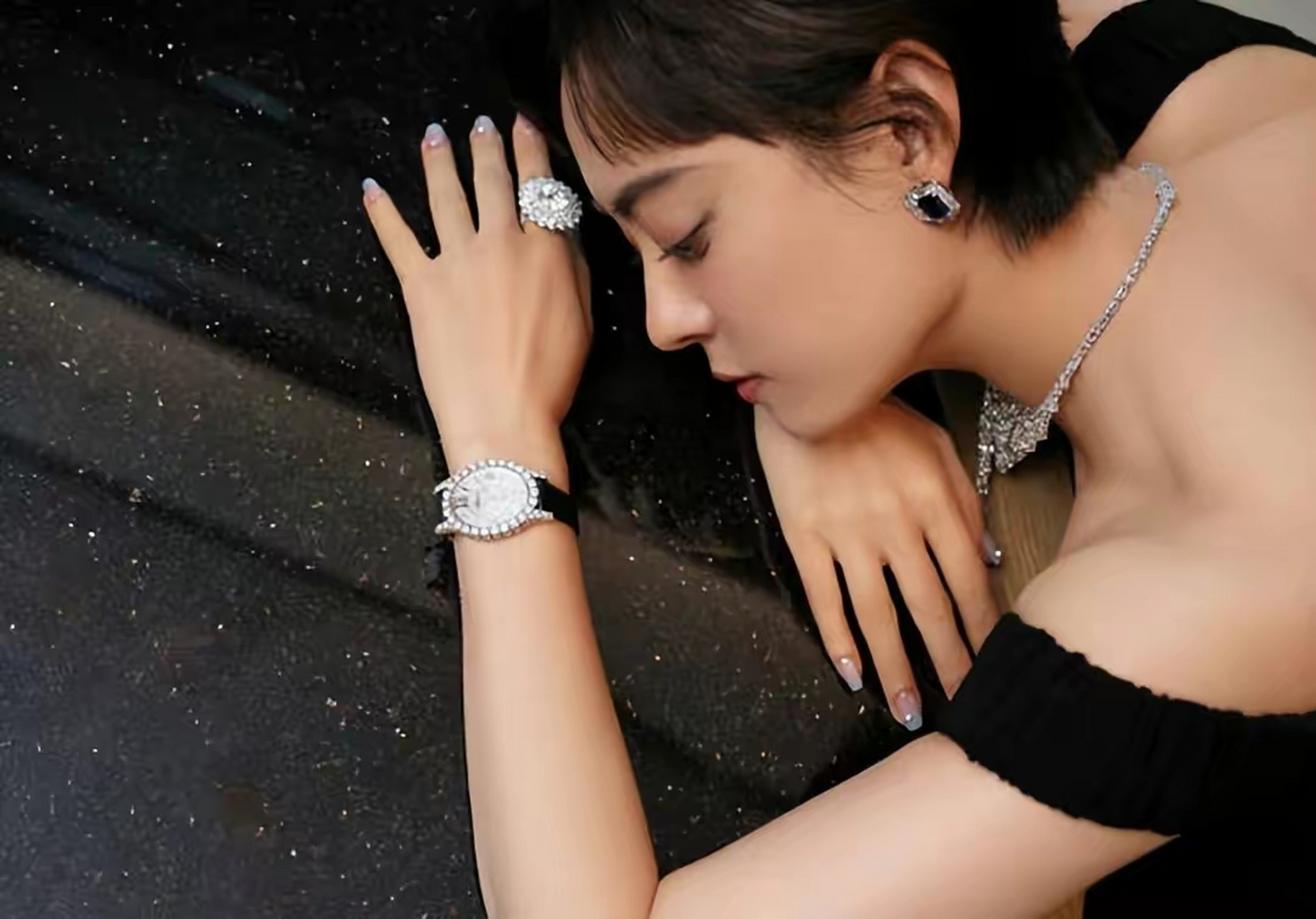 娱圈八卦资讯# 40岁孙俪穿抹胸深v黑裙秀美背 戴奢华珠宝尽显雍容