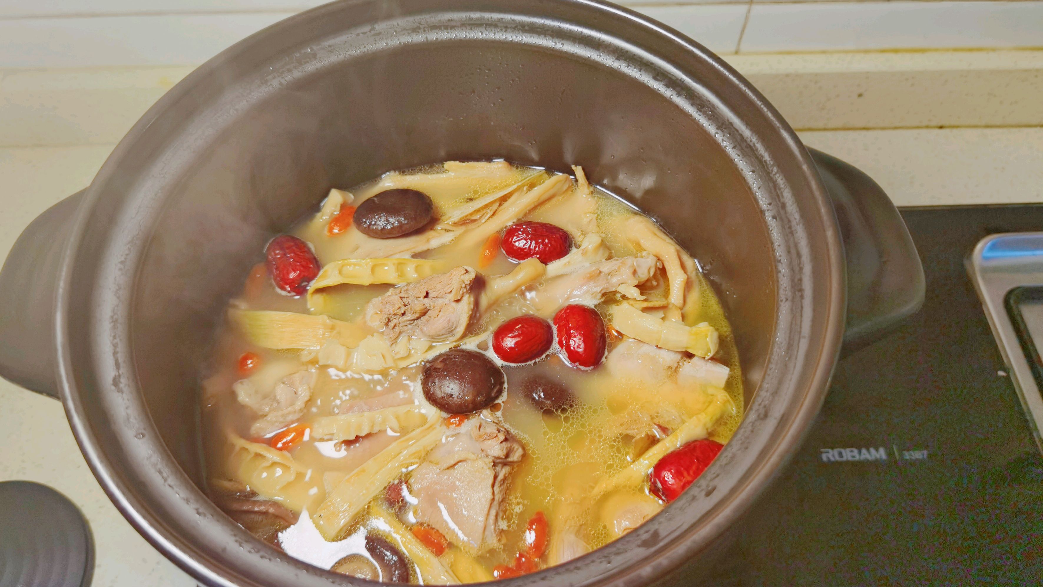 笋干老鸭煲怎么做没有腥味,油而不腻,汤醇味浓,生津开胃