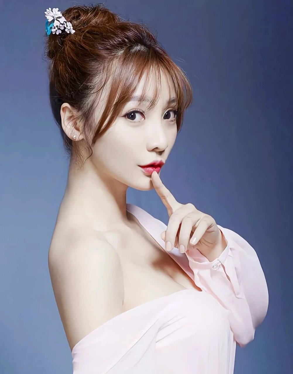 柳岩(ada,1980年11月8日-),出生于湖南省衡阳市,毕业于湖南师范揣学