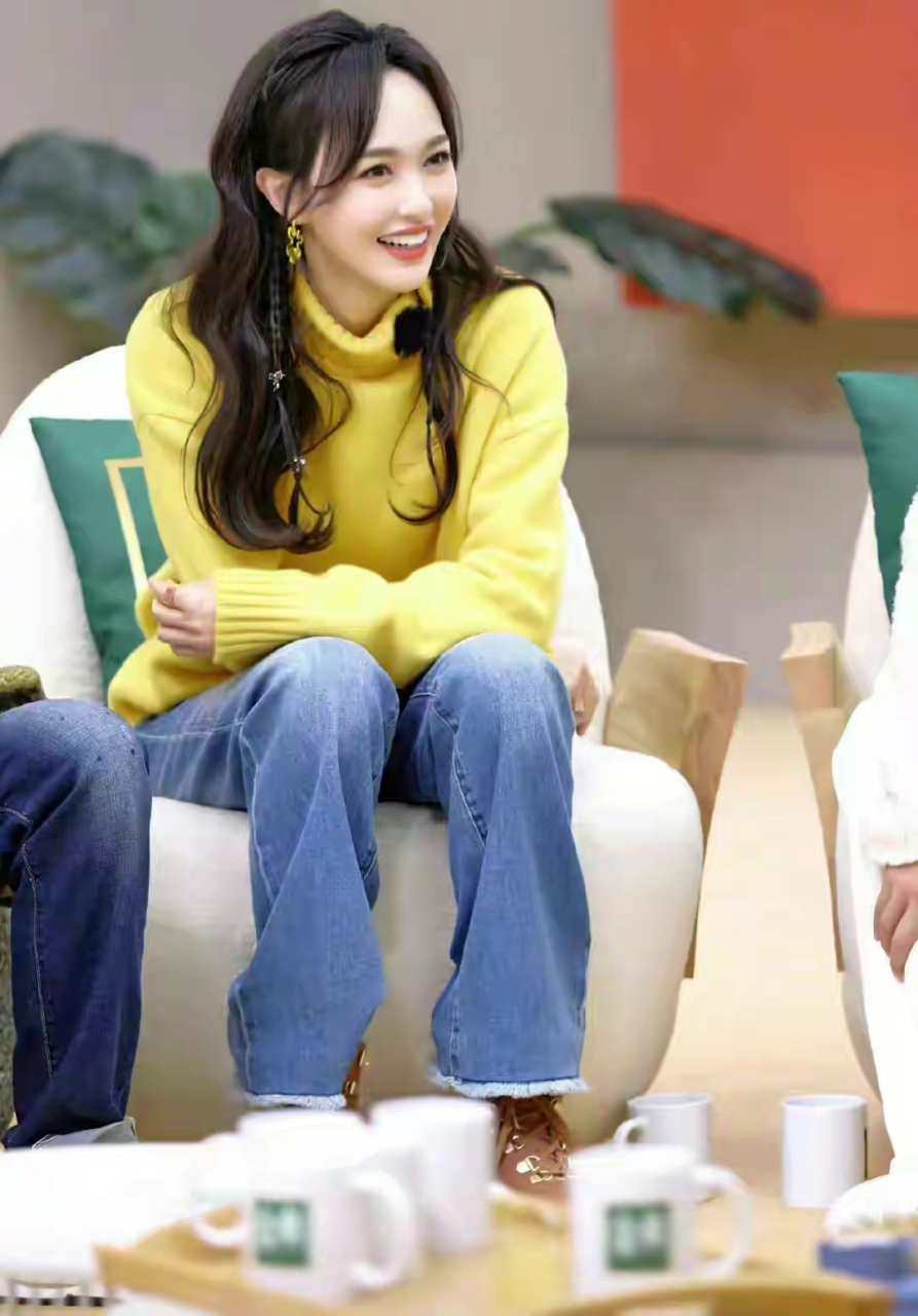 网友:唐嫣综艺造型,米白色大衣内搭黄色毛衣配牛仔裤,随性俏皮减龄