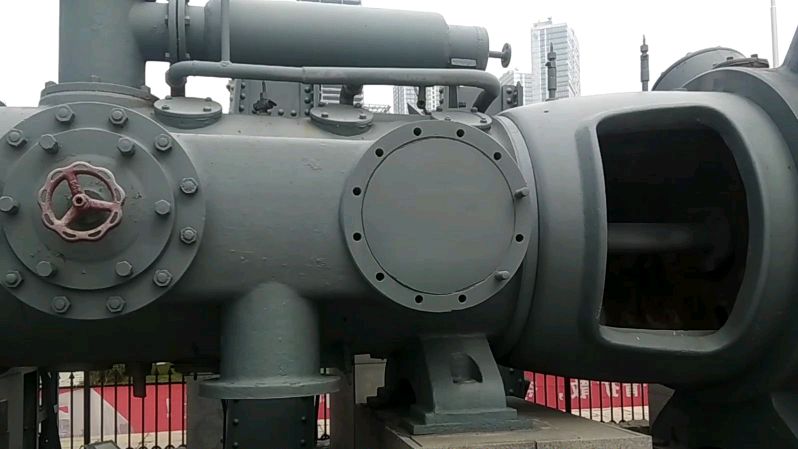 大连星海广场摆放的这些老机器、老设备,看看有多老