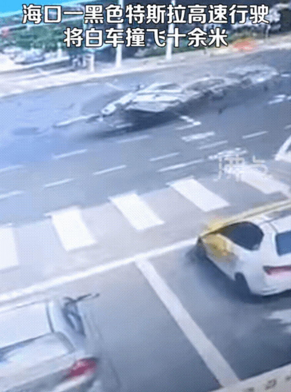近日,在海南海口市世纪大道和万兴路路口,一起特斯拉高速行驶事 