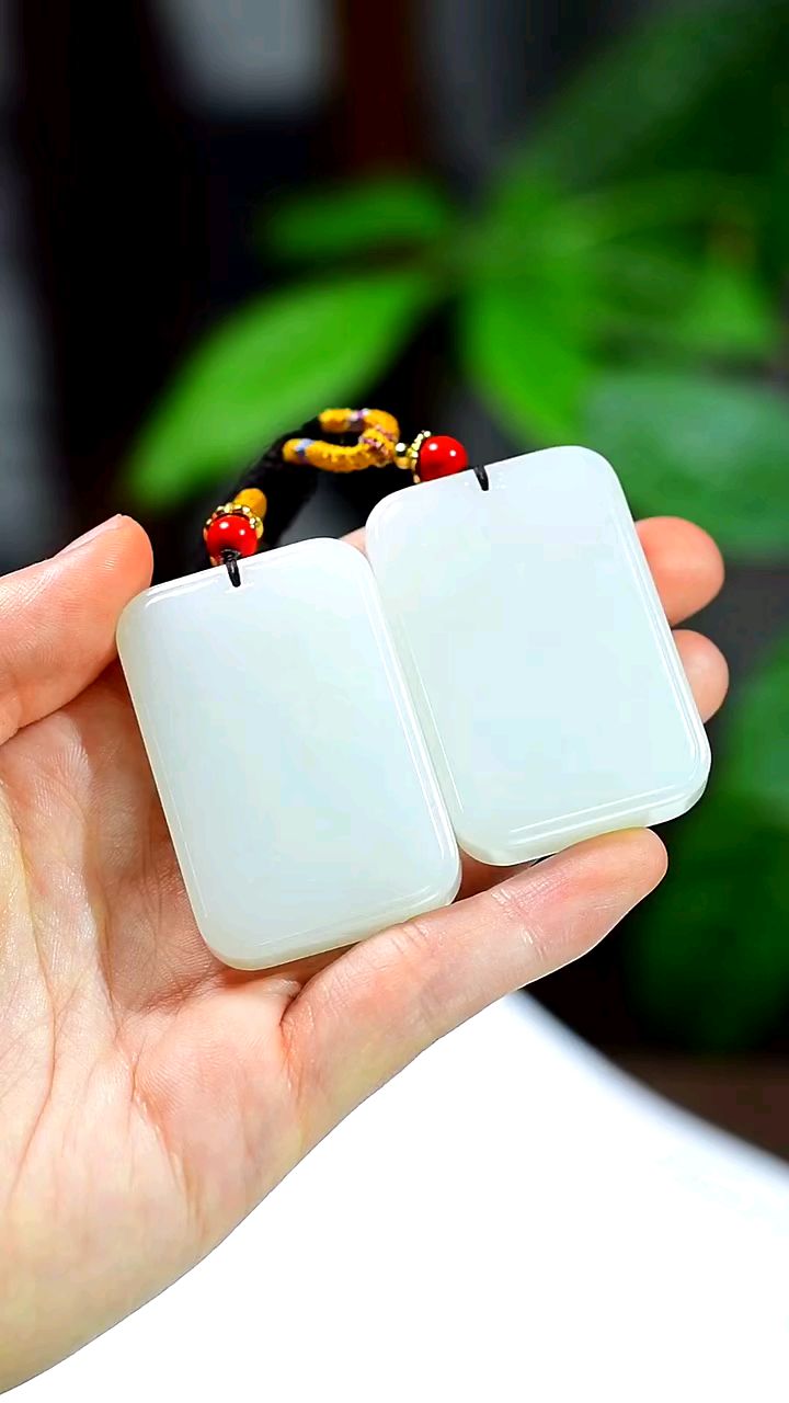 《平安无事牌》新疆和田玉山料 挂件 玉质温润细腻,脂粉油性