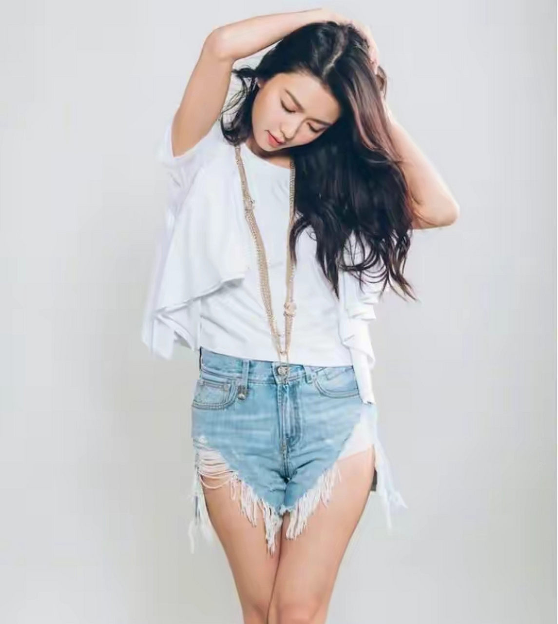 网友:薛凯琪豁出去了,穿三角牛仔短裤搭配蝴蝶短袖秒变小萝莉