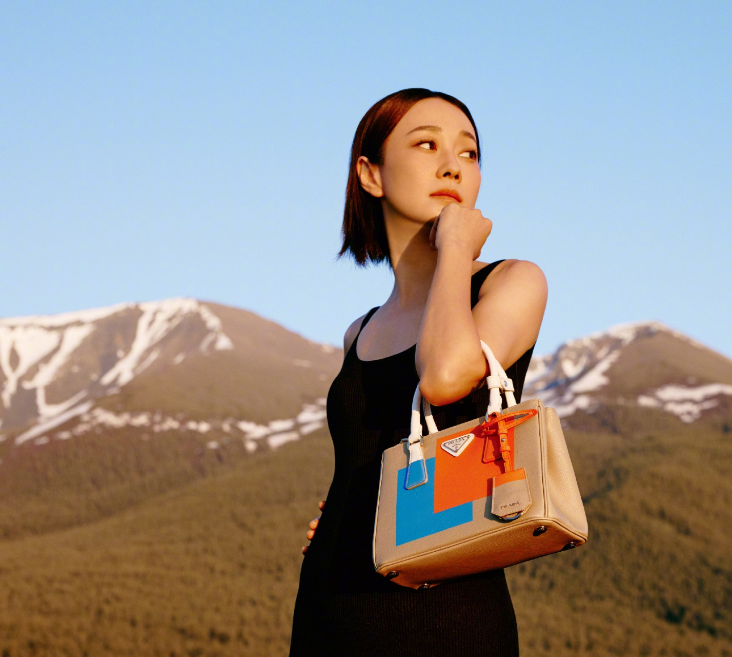 prada刚因为代言人热搜,马伊琍就背着prada包包宣传[捂脸]  prada这个