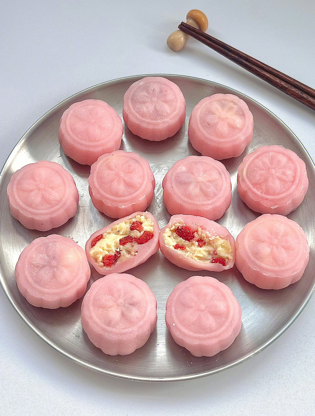 草莓味月饼草莓巧克力冰淇淋月饼甜甜最美味的中秋草莓月饼图片草莓味