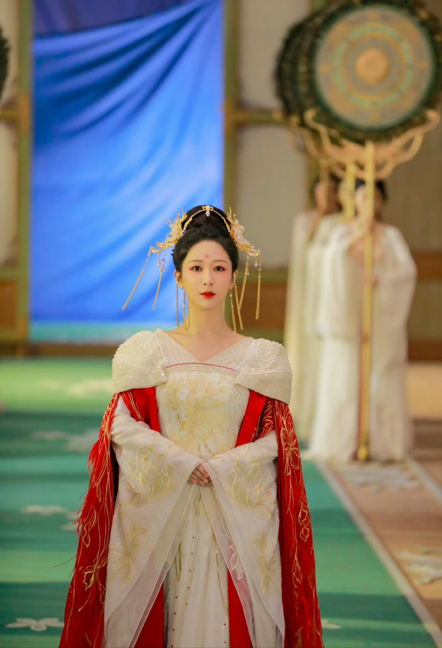 长相思今晚小夭大王姬身份来啦,杨紫一抹红妆绰约多姿,大家别忘了收看