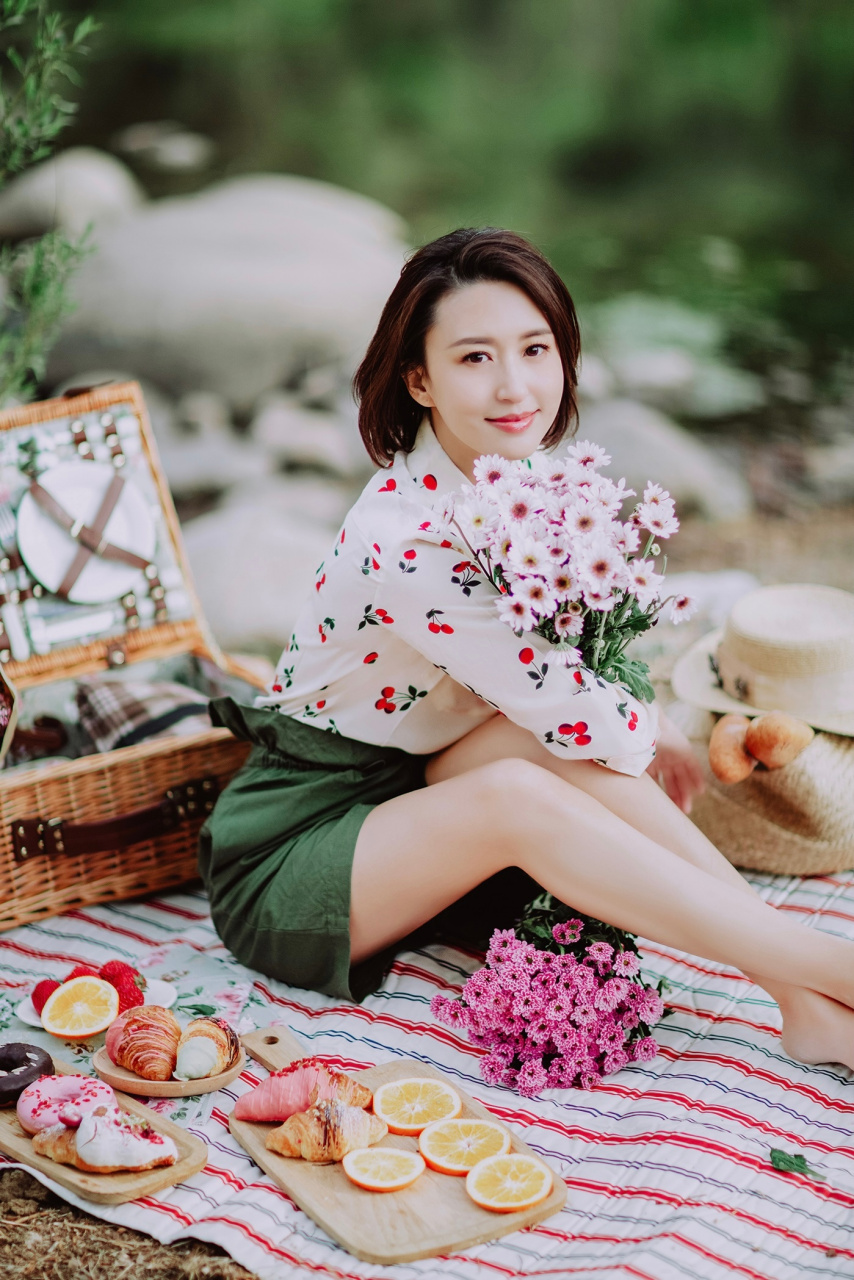 央视美女主持张蕾,美腿玉足合集