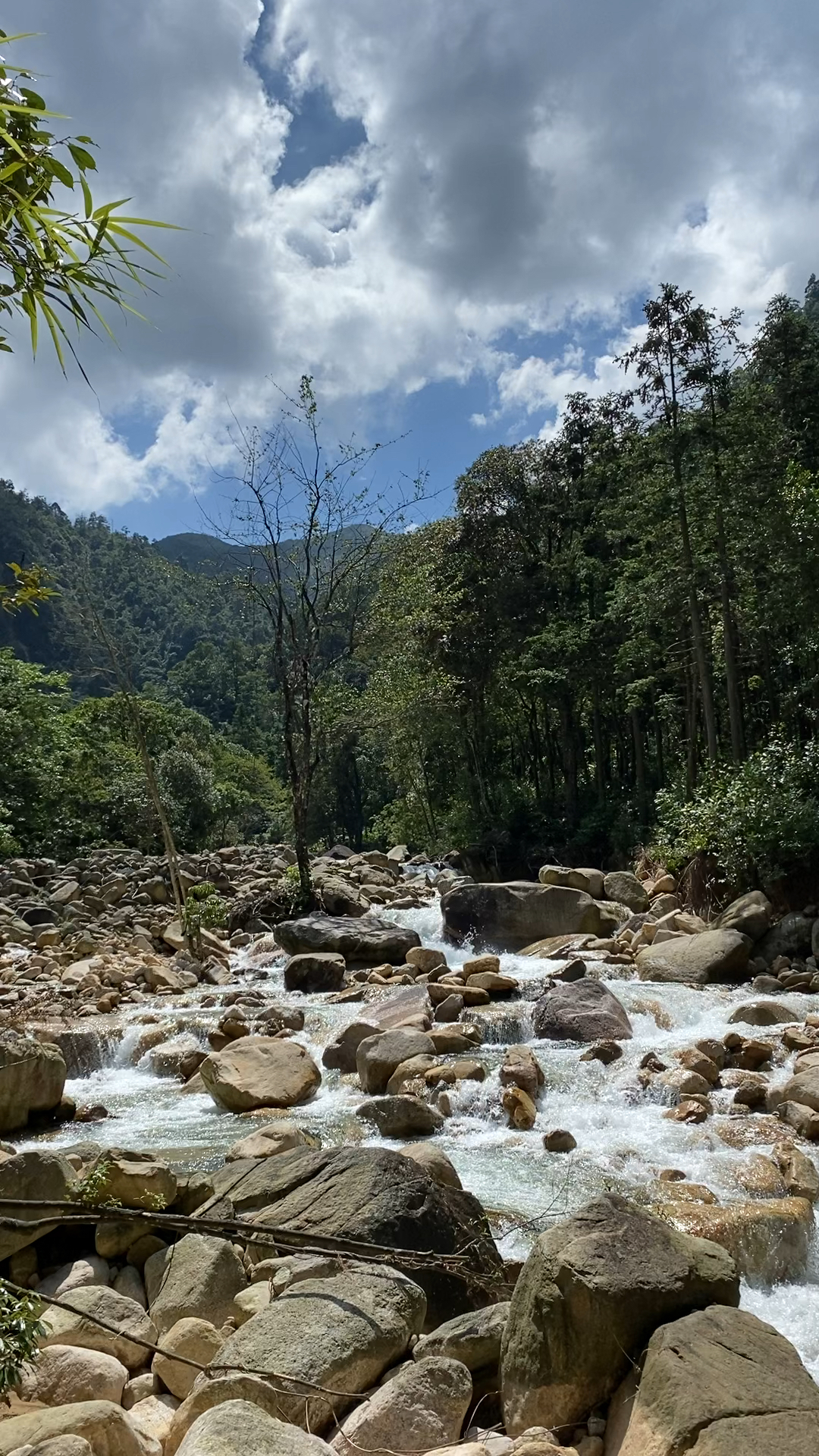广西贺州:姑婆山,山美如画,水似娃哈哈
