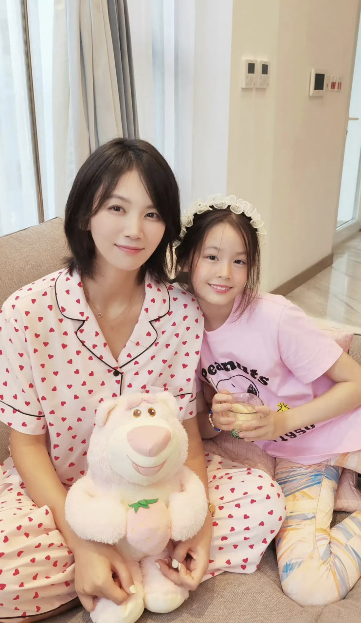 刘涛曹曦文很像,两人的女儿也很像,不过近几年刘涛女儿很少出现在公众