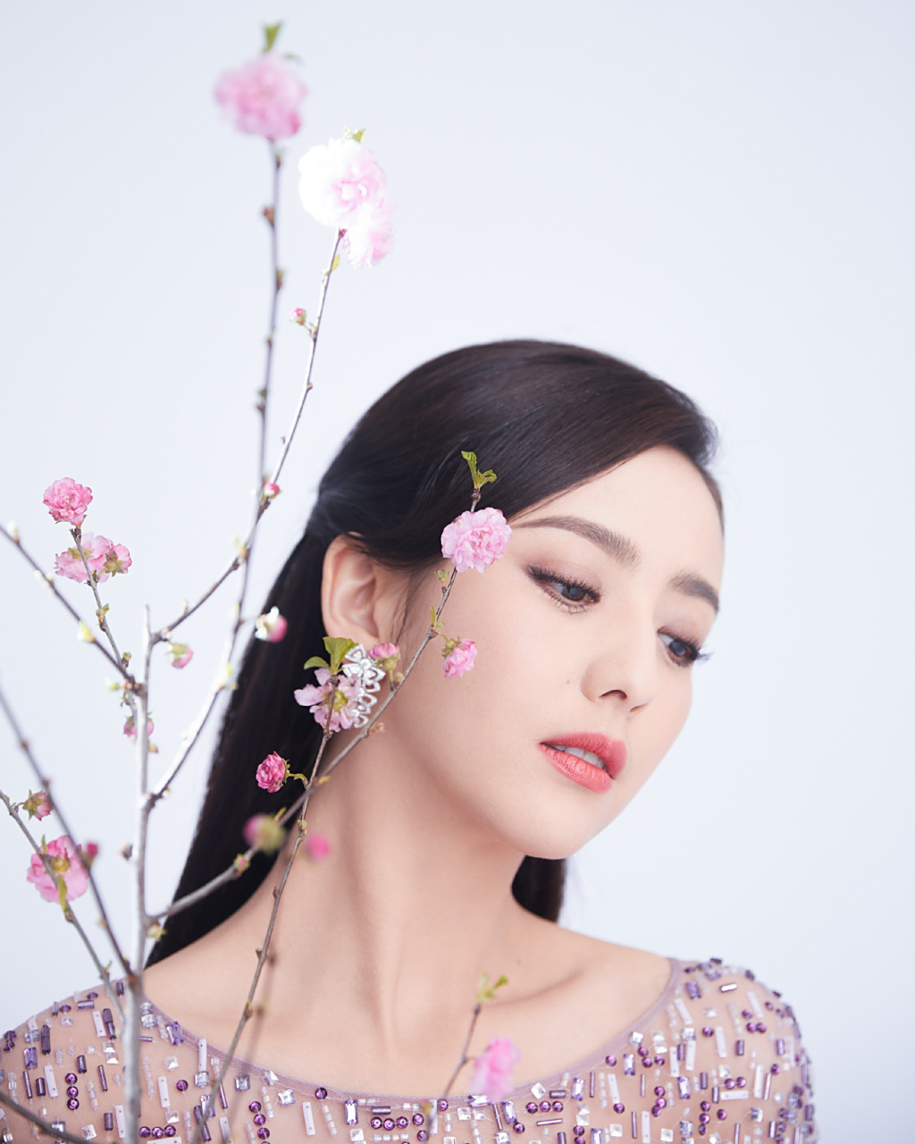 佟丽娅优雅薄纱长裙写真!#佟丽娅# #气质美女