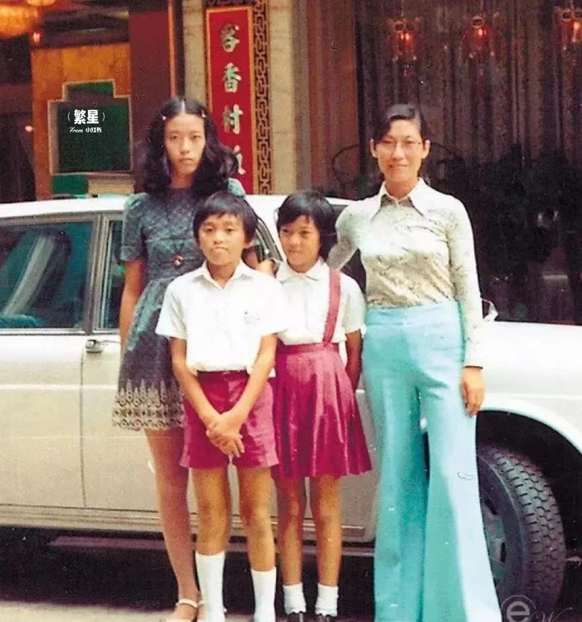 这是1972年,10岁的周星驰和家人的合影,姐姐叫周文姬(左一),妹妹叫