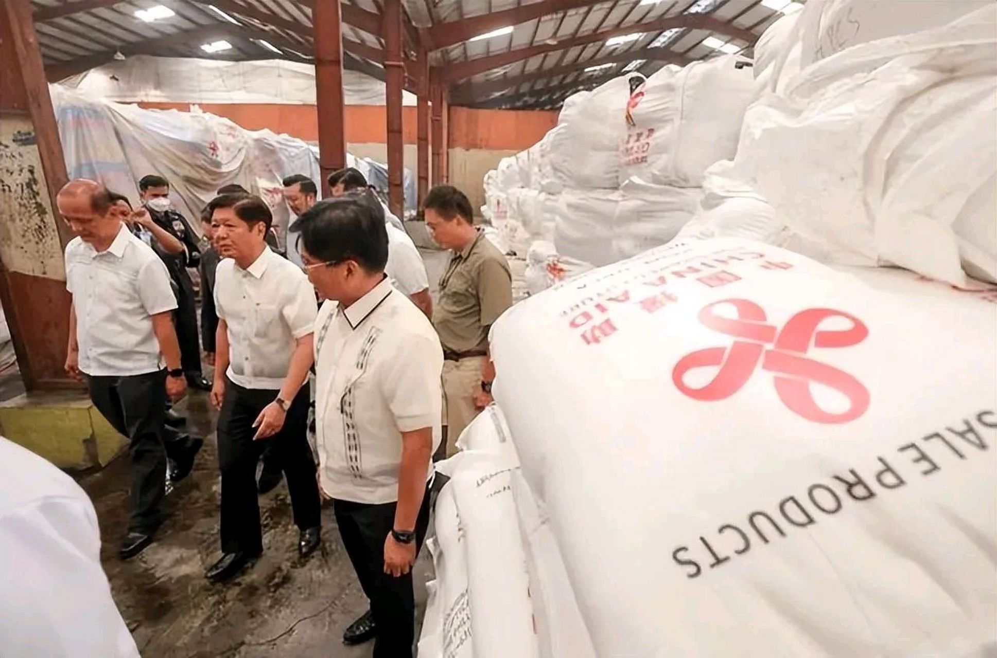 给菲律宾送化肥送大米,却不敢拖走一艘破船,是何道理?