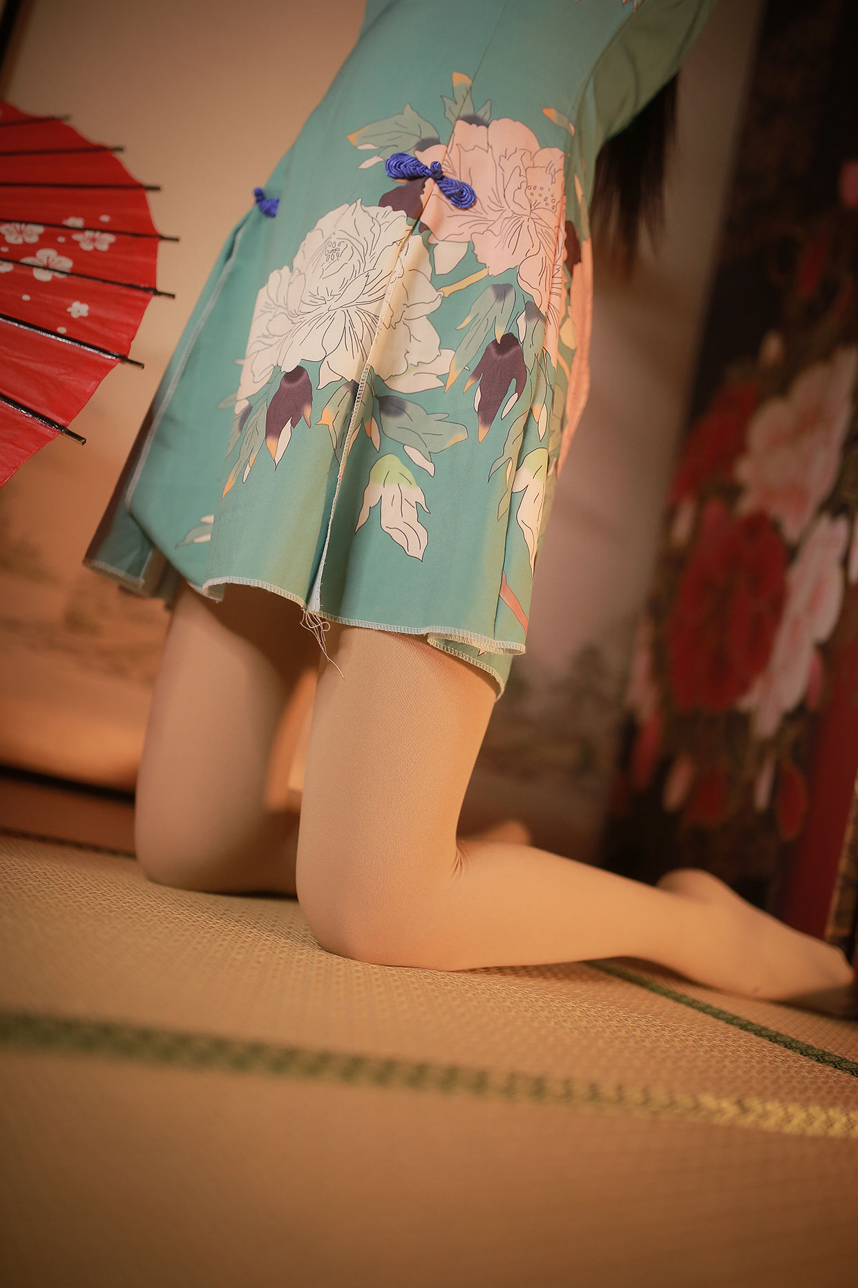 伞下的旗袍少女01.jpg