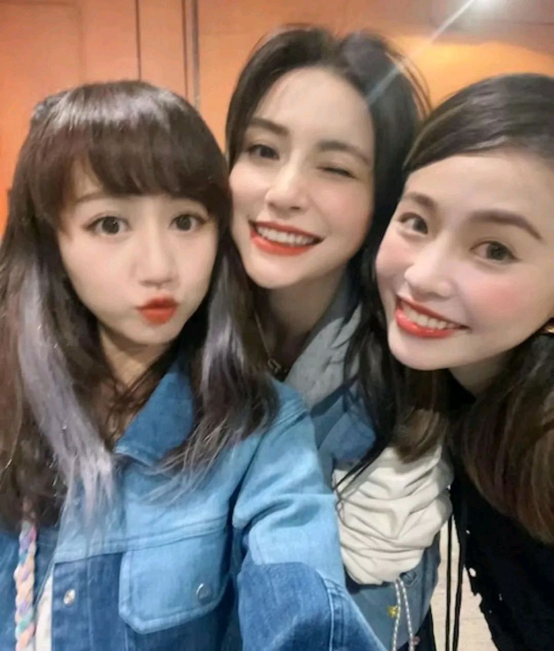 疑美颜过度变网红脸,angelababy香港豪宅中晒美照!