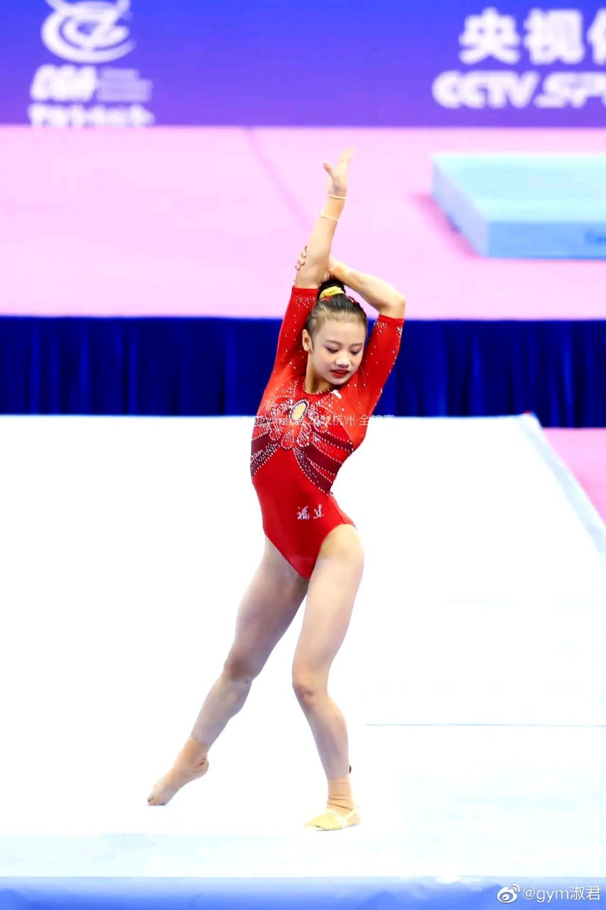 美国体操女王西蒙拜尔斯成功复出,这让中国女子体操队面临着更大的