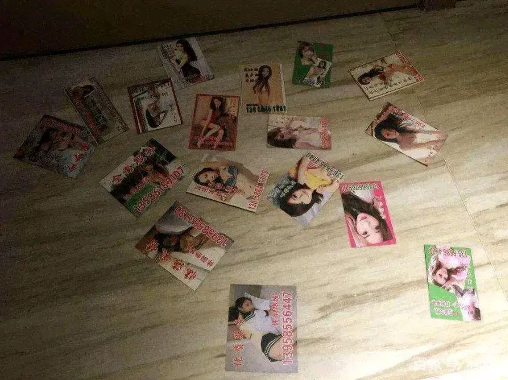 宾馆里的小卡片,真的能叫来美女吗?