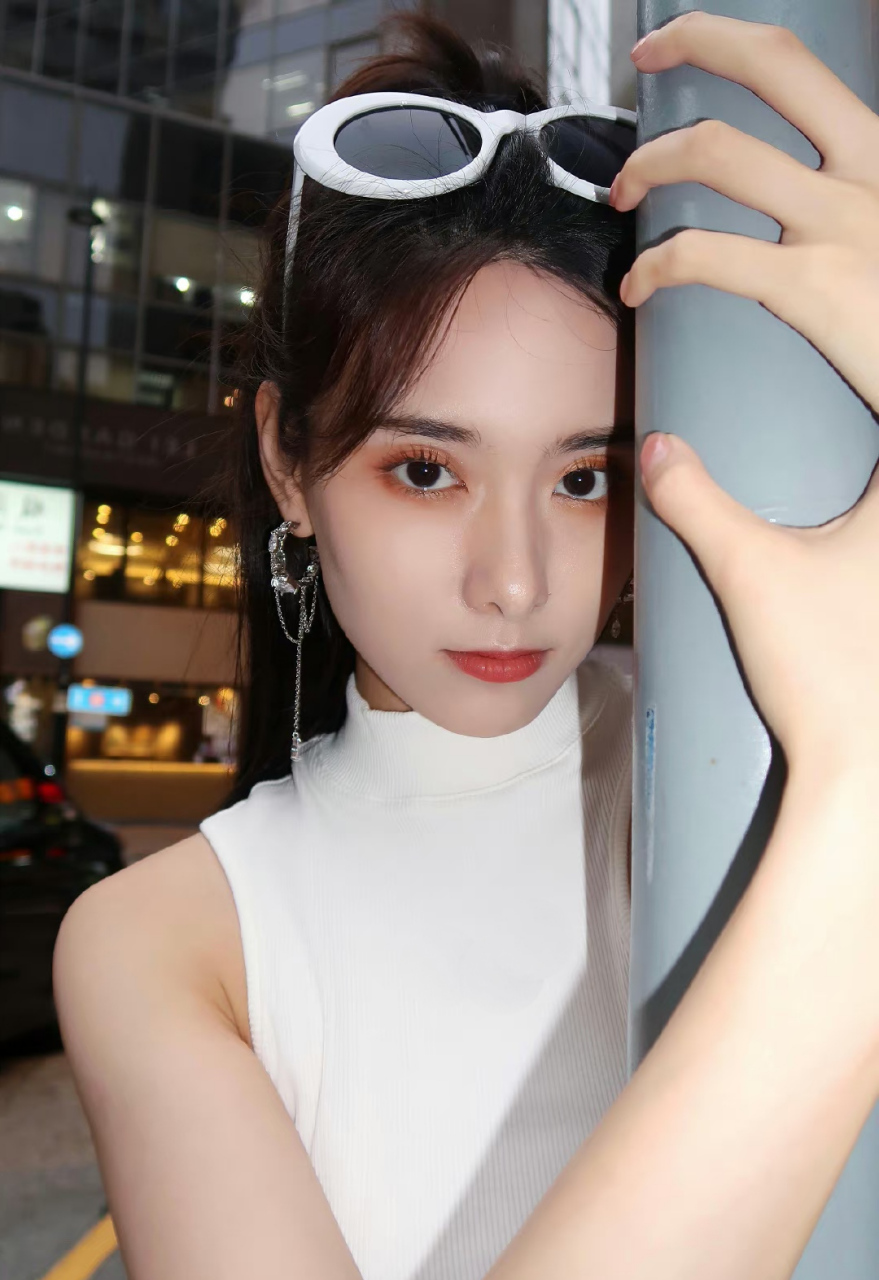 朱嘉倩# 清纯妩媚的眼神,肤白貌美的容颜,纤瘦高