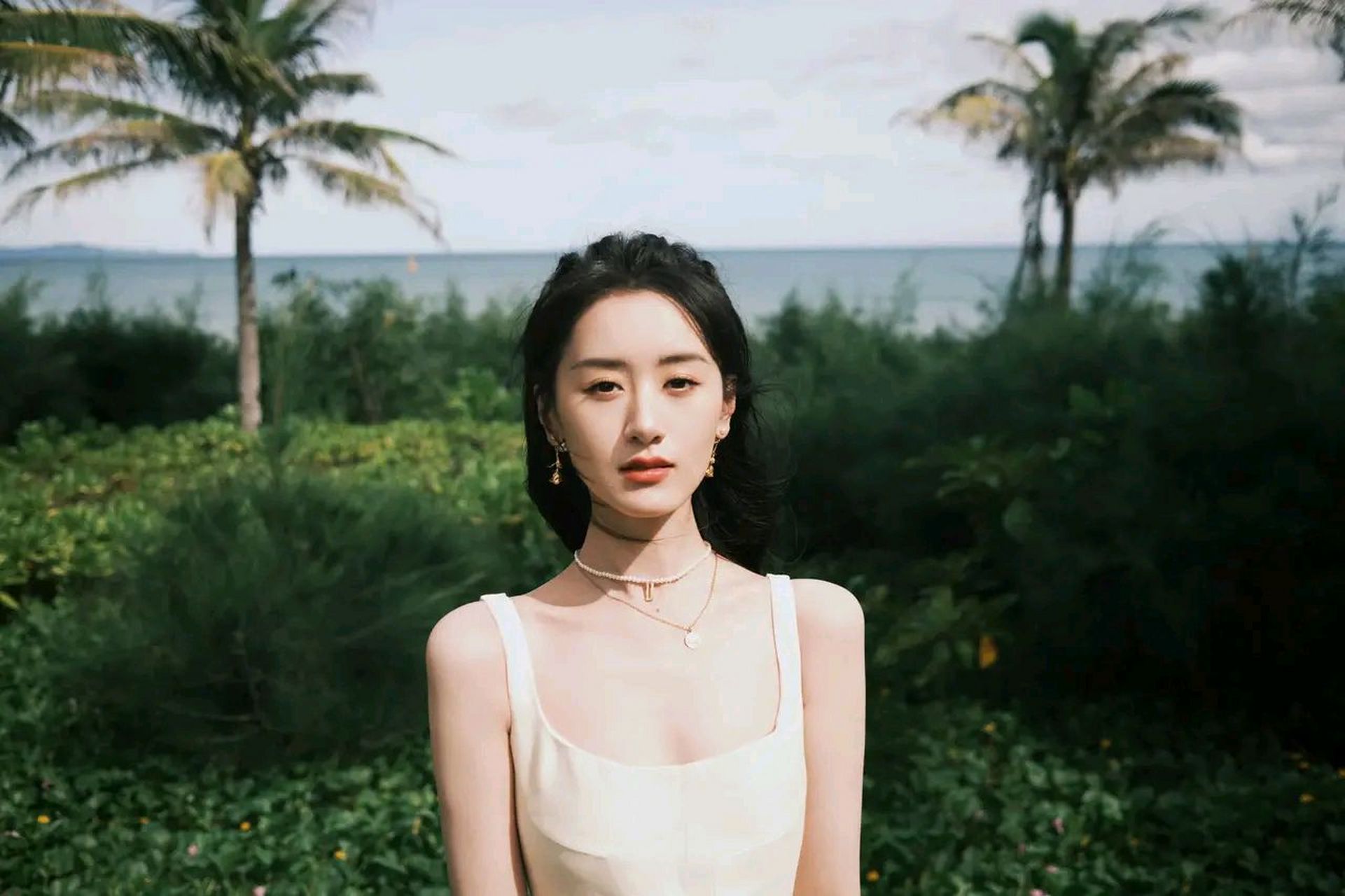 女神袁冰妍,白色抹胸,海边写真,慵懒惬意.#袁冰妍