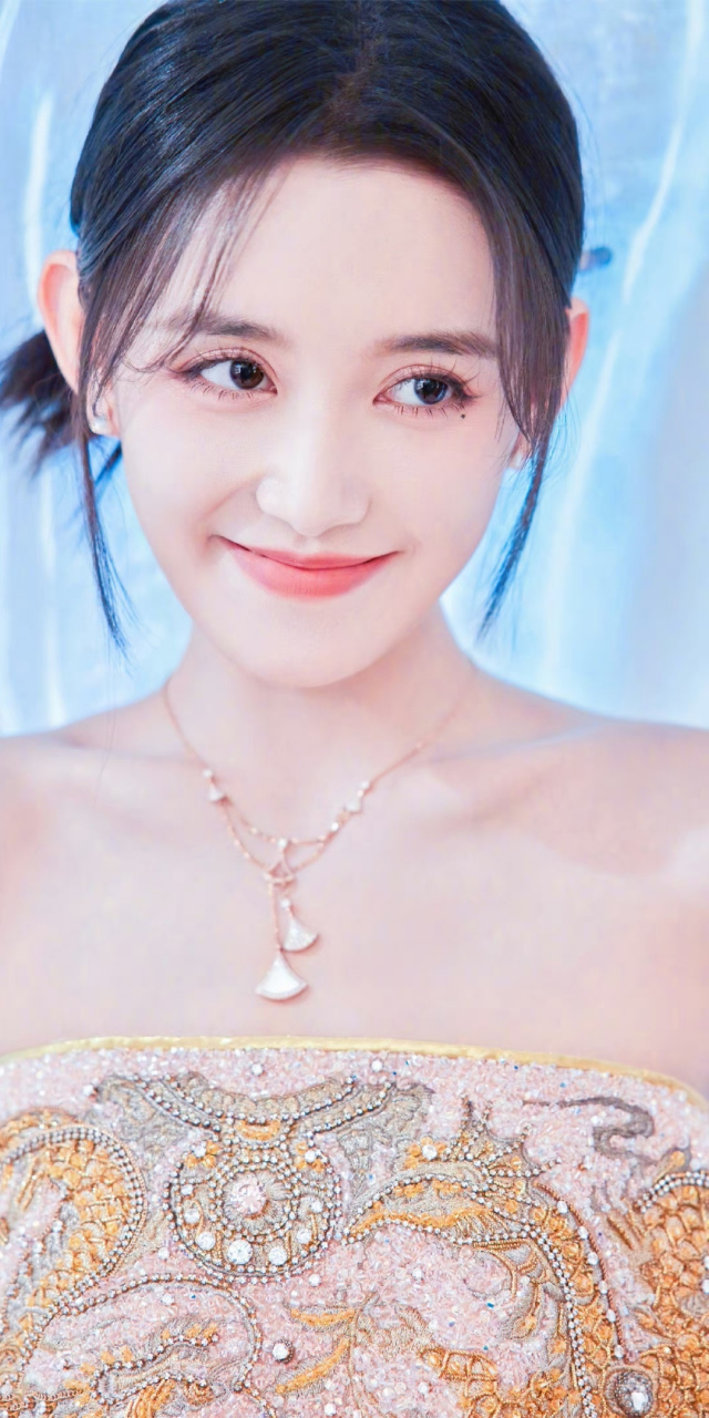 蒋依依# 肤白貌美的容颜,白皙细嫩的肩颈线,丰满傲人的事业线,前凸后