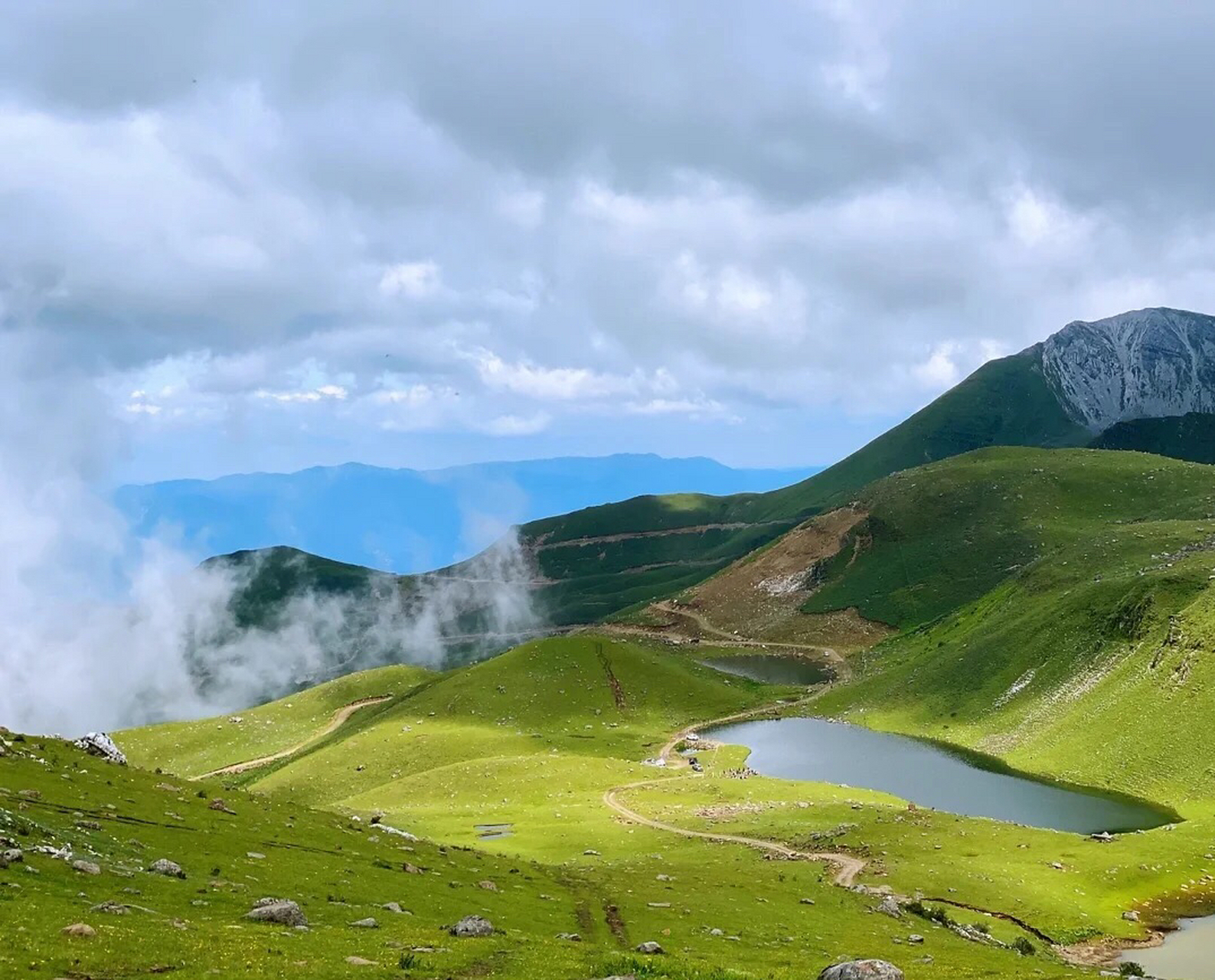 夏日旅行新体验 云南景如"其名"的地方,成了美丽的神仙地.