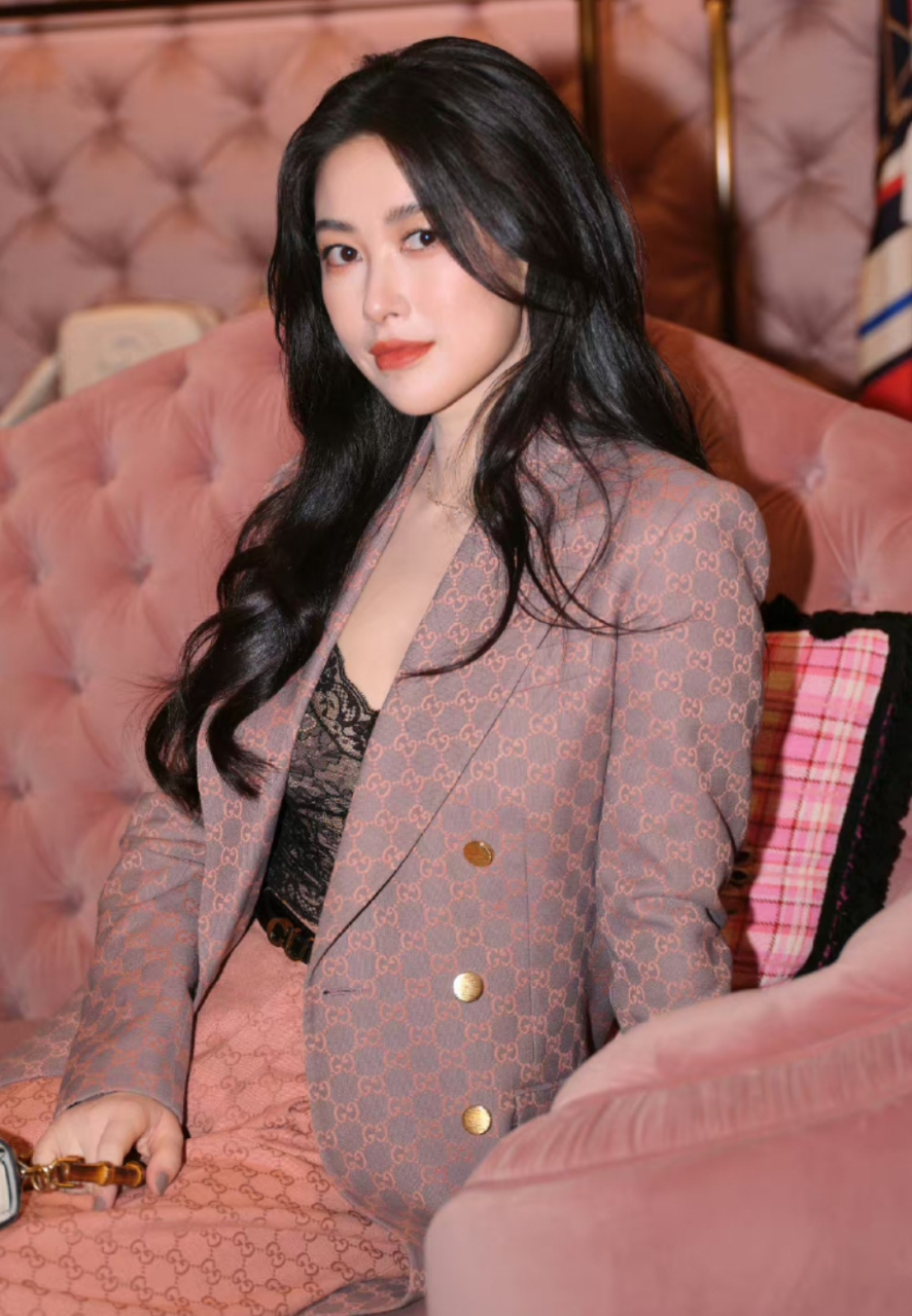 朱珠去成都出席活动,录制浪姐那么累却看不出疲惫感,她精气神还是挺