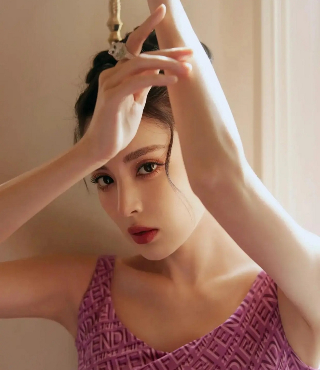 古力娜扎一袭玫红色修身裙,凸显好身材,身姿曼妙,容颜绝美,娇艳妩媚