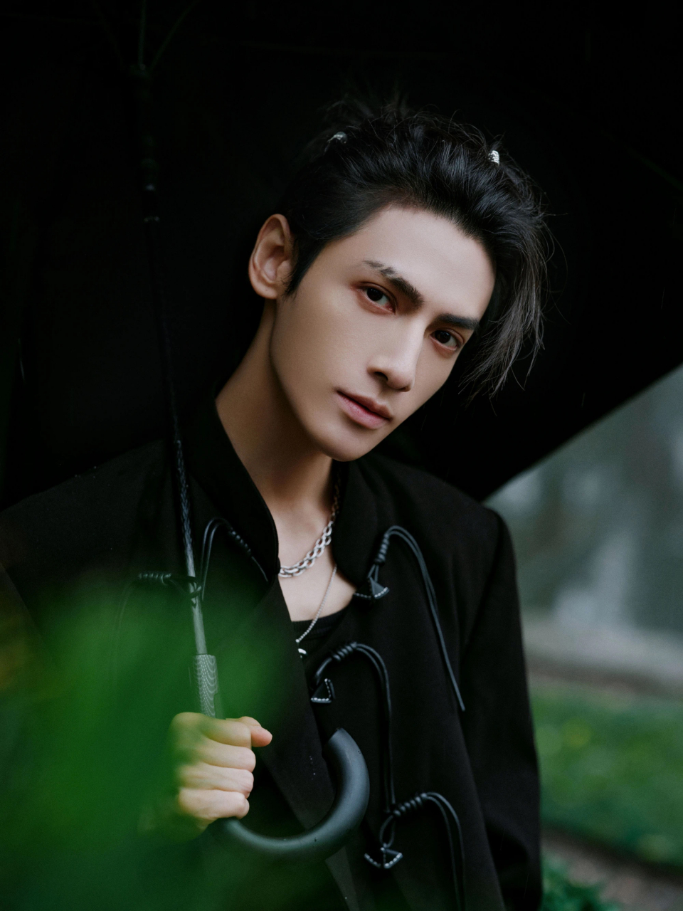 罗云熙这边也有模仿者了,有网红拿着罗云熙的照片跑去整容微调,想要打