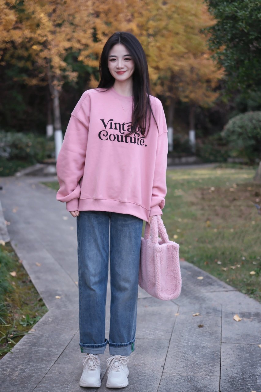 温柔少女感💕在深秋的公园自由的漫步~ 今日粉色卫衣➕直筒牛仔裤