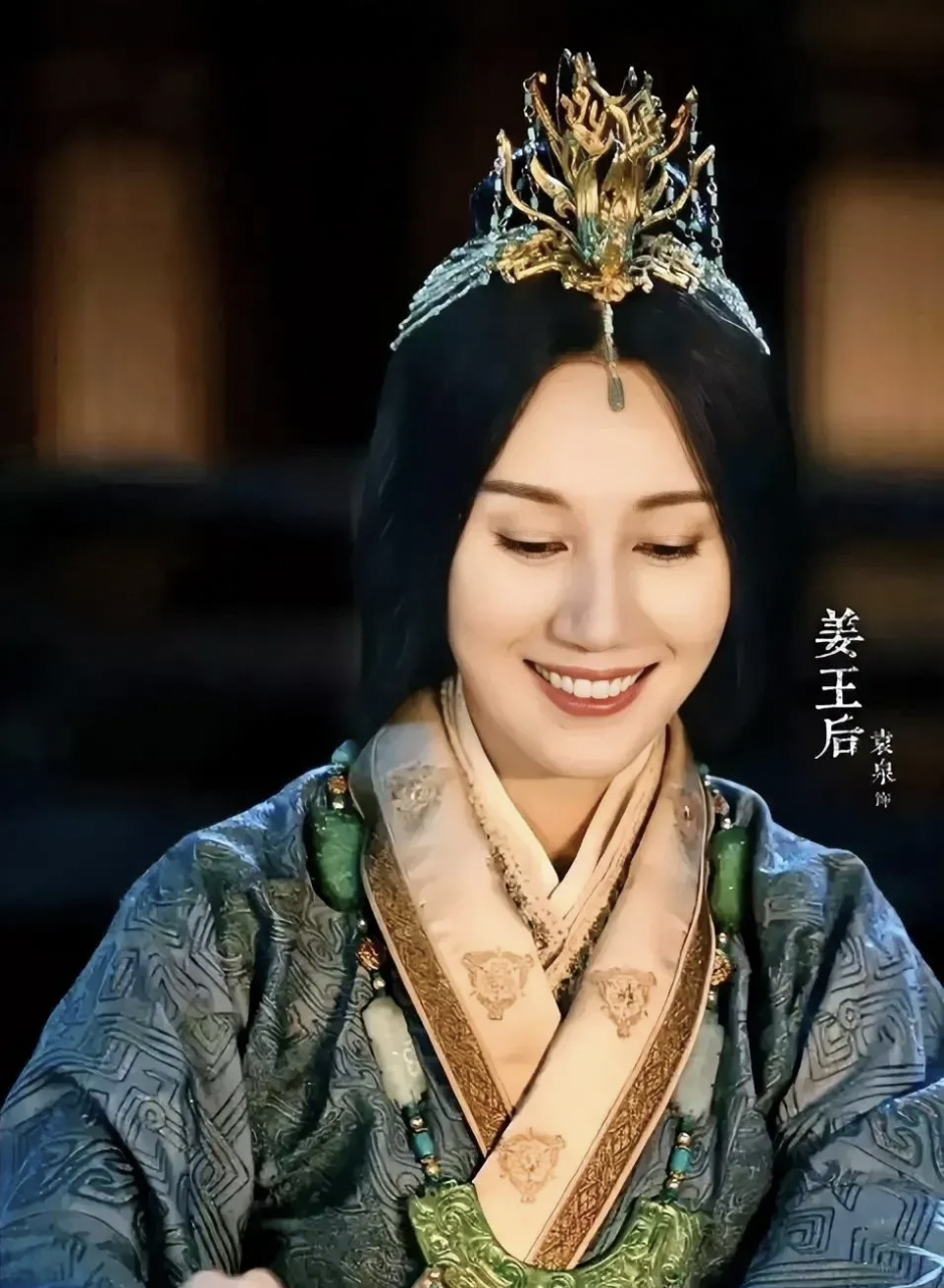 这次的服化道具也是最奢华的,皇后衣服的裙摆长达5米,她肩上的披肩