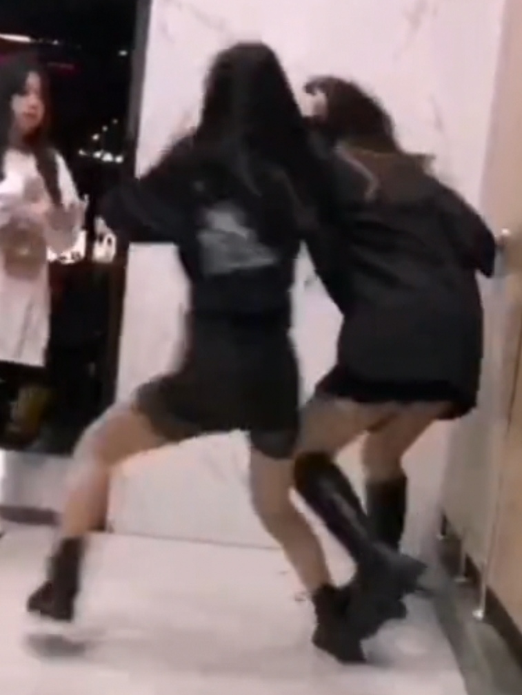 因为丝袜引发的战争,两美女厕所打架,被下黑手受伤了让人好心疼