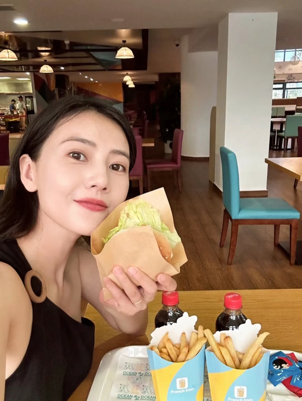 高圆圆晒三亚旅游照