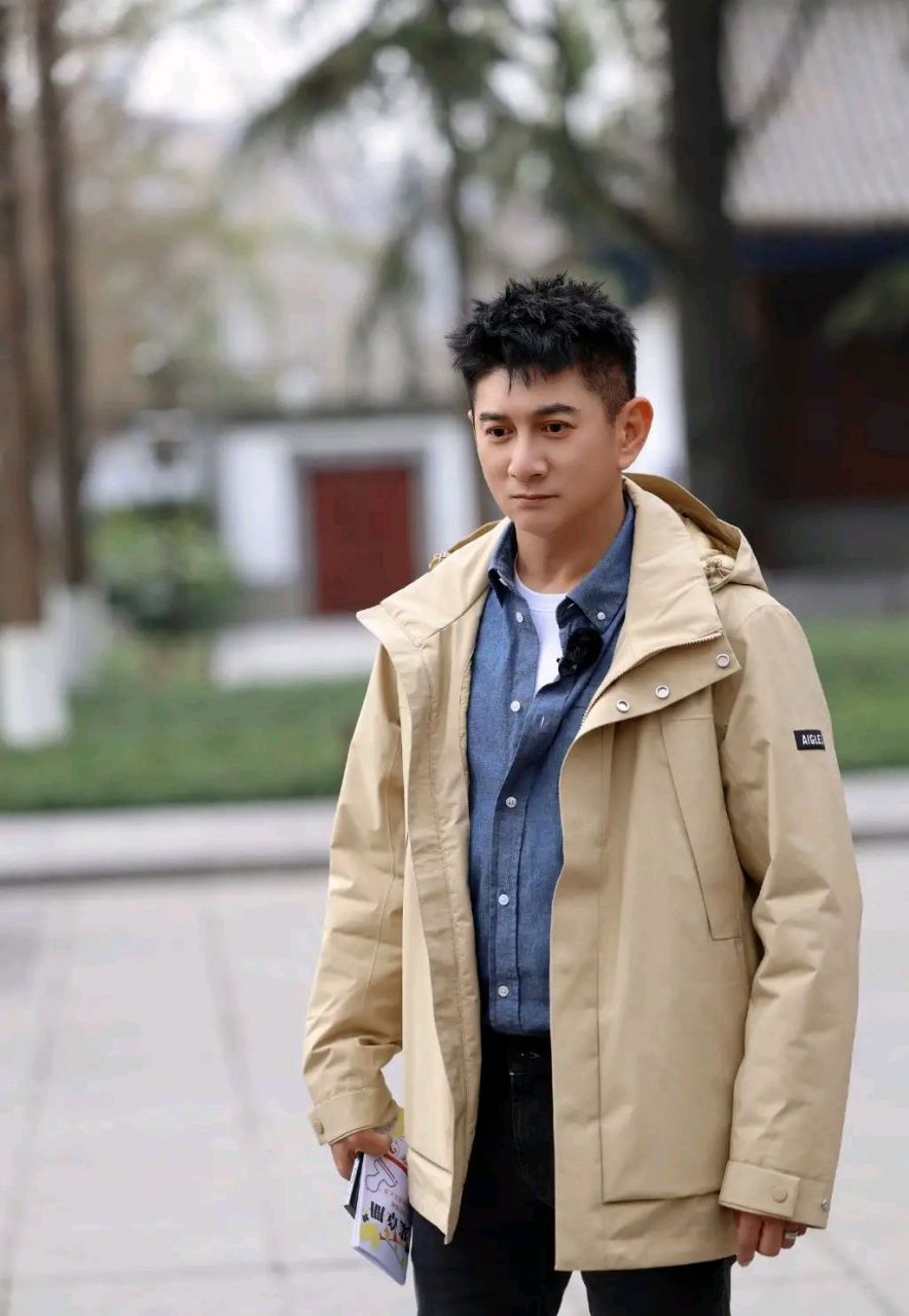 吴奇隆在漳州录制追星星的人,他这次搭配的很显年轻,看上去也格外的