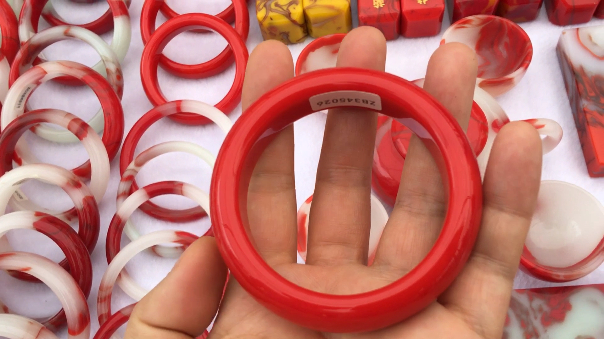 中缅边境寻宝,鸡血石这么便宜,市场上几千的这里几十几百也卖