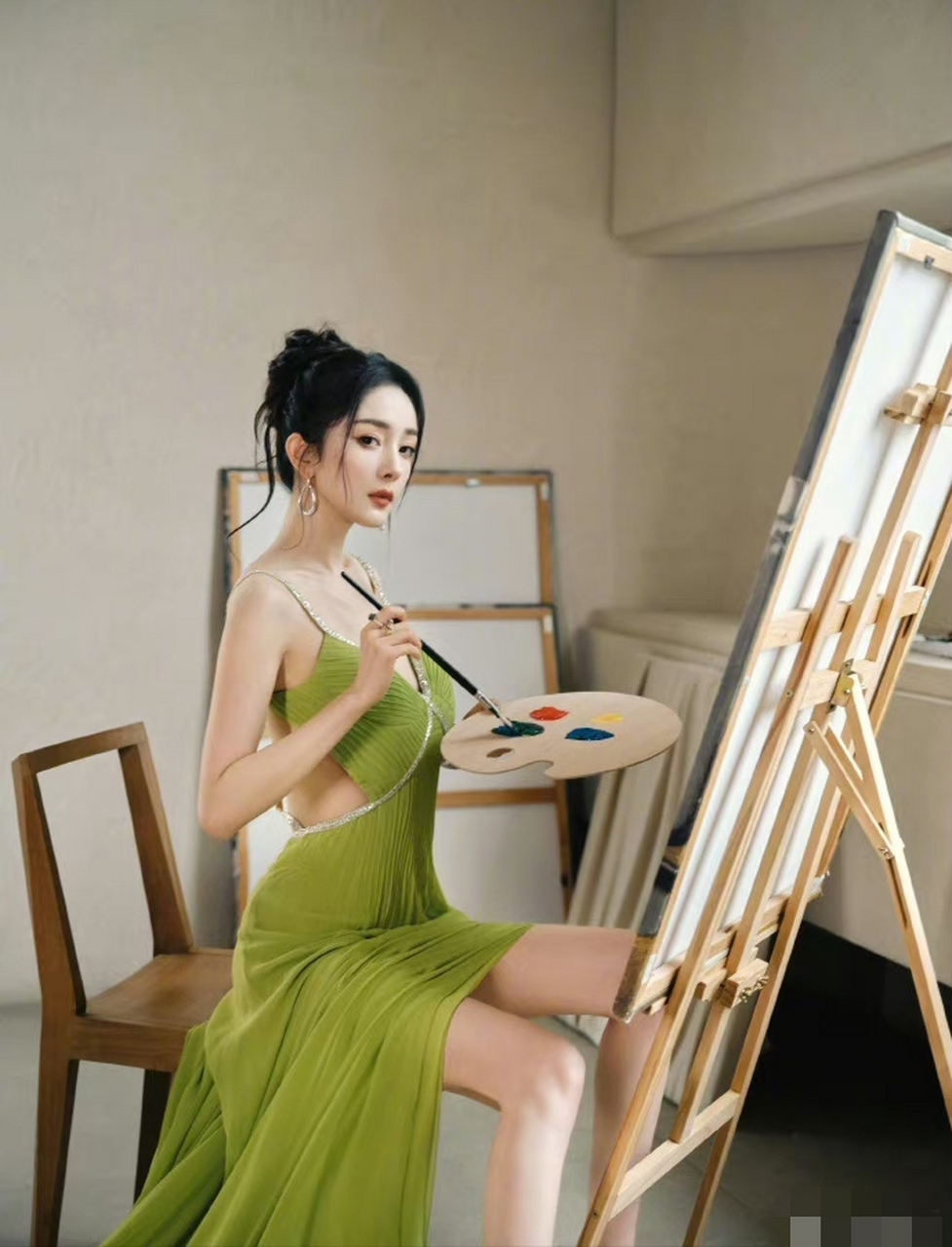 杨幂坐姿真霸气,又美又酷还性感,大幂幂的腿真细啊,身材巨好,美神降临