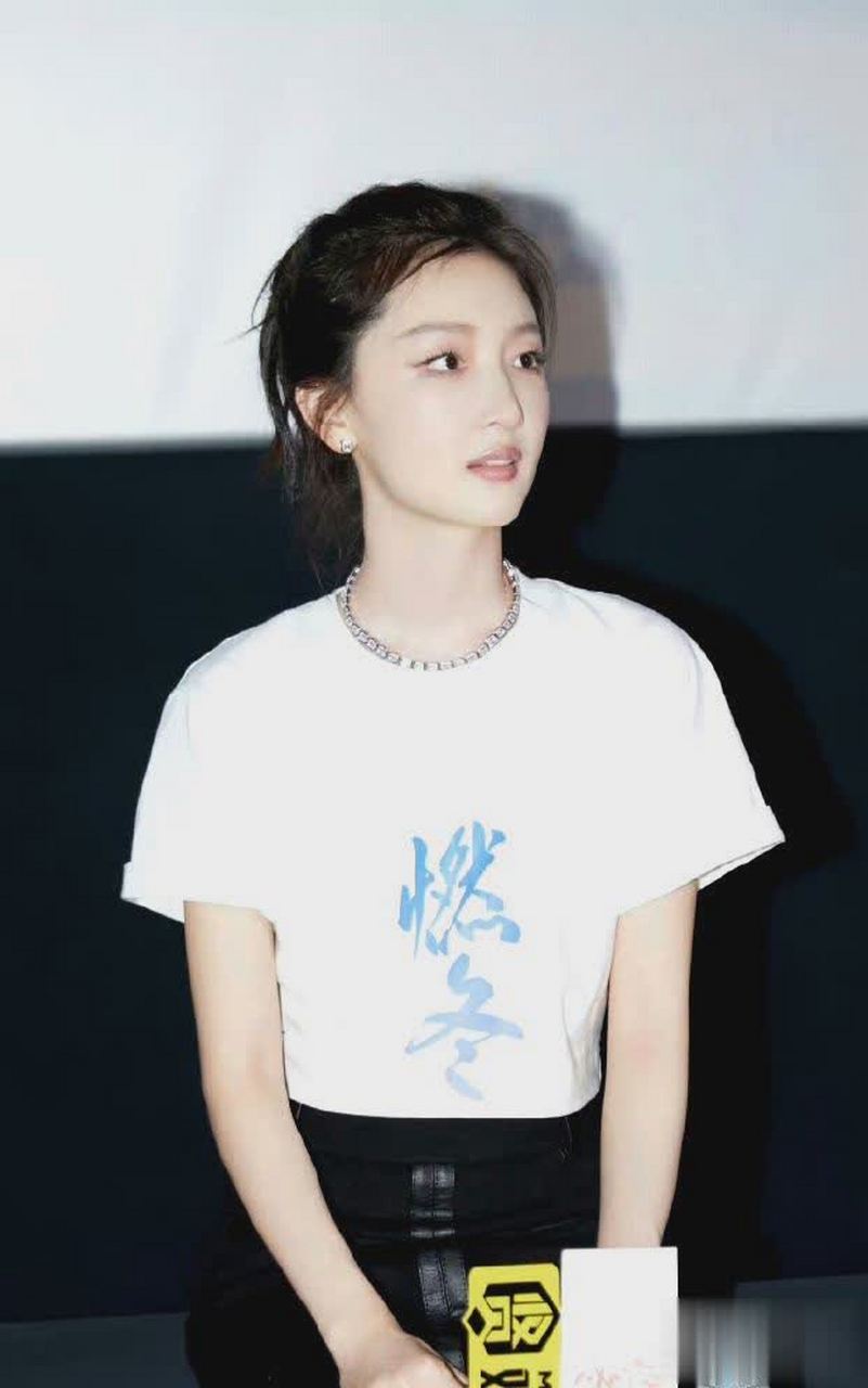 周冬雨变漂亮了,这是微整了吧,开了眼角跟瘦脸?脸型眼睛都变了.